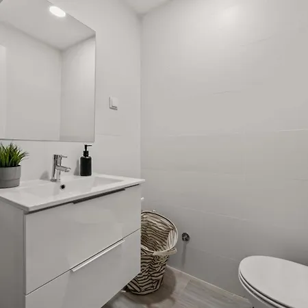 Apartament Light-filled Retreat With Balcony In By Hostwise *