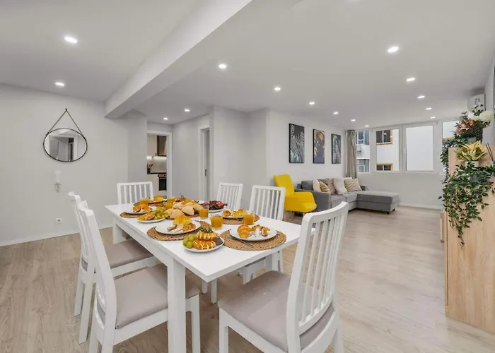 Light-filled Retreat With Balcony In By Hostwise Appartement Portimão