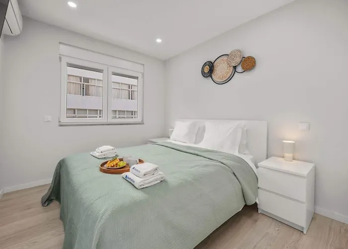 Light-filled Retreat With Balcony In By Hostwise * Portimão