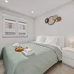 Light-filled Retreat With Balcony In By Hostwise * Portimão