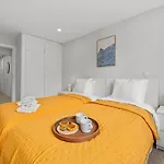 Light-filled Retreat With Balcony In By Hostwise Portimão