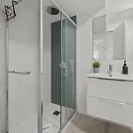 Light-filled Retreat With Balcony In By Hostwise Lägenhet *