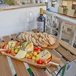 Light-filled Retreat With Balcony In By Hostwise Lägenhet *