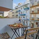 Light-filled Retreat With Balcony In By Hostwise Portimão