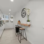 Light-filled Retreat With Balcony In By Hostwise Lägenhet