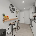 Lägenhet Light-filled Retreat With Balcony In By Hostwise *