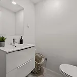 Lägenhet Light-filled Retreat With Balcony In By Hostwise *