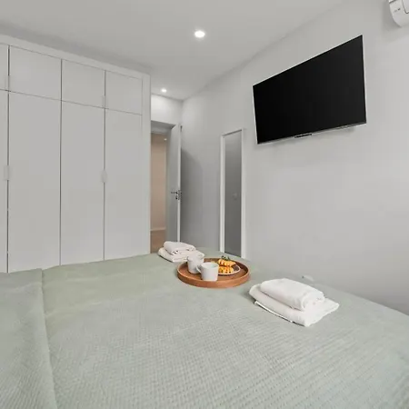 Light-filled Retreat With Balcony In By Hostwise Portimão