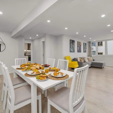 Light-filled Retreat With Balcony In By Hostwise Appartement Portimão