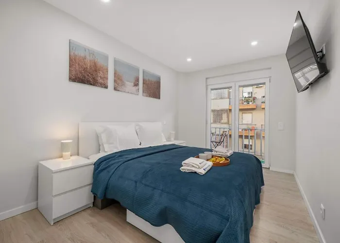 Light-filled Retreat With Balcony In By Hostwise *