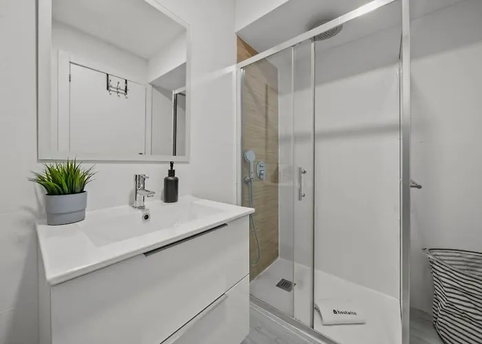 Light-filled Retreat With Balcony In By Hostwise Appartement