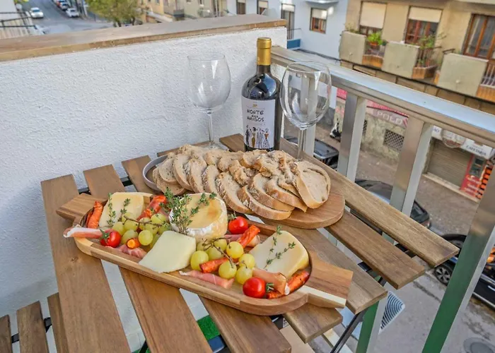 Light-filled Retreat With Balcony In By Hostwise Appartement *