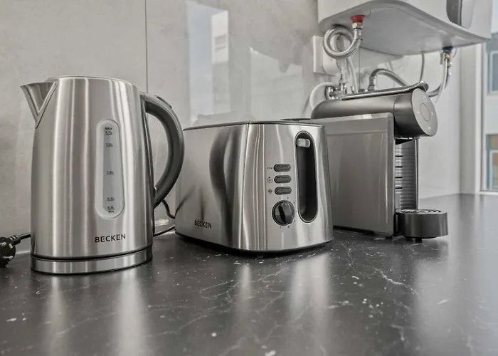 Appartement Light-filled Retreat With Balcony In By Hostwise Portimão