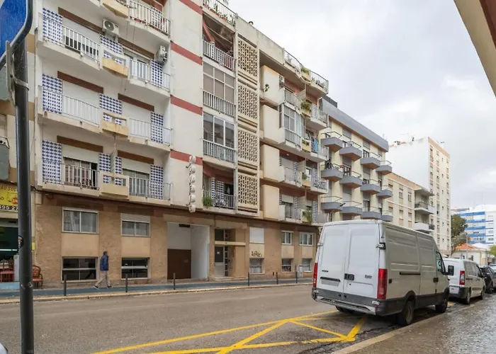 Light-filled Retreat With Balcony In By Hostwise Appartement Portimão