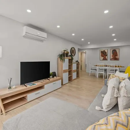 Light-filled Retreat With Balcony In By Hostwise Daire *